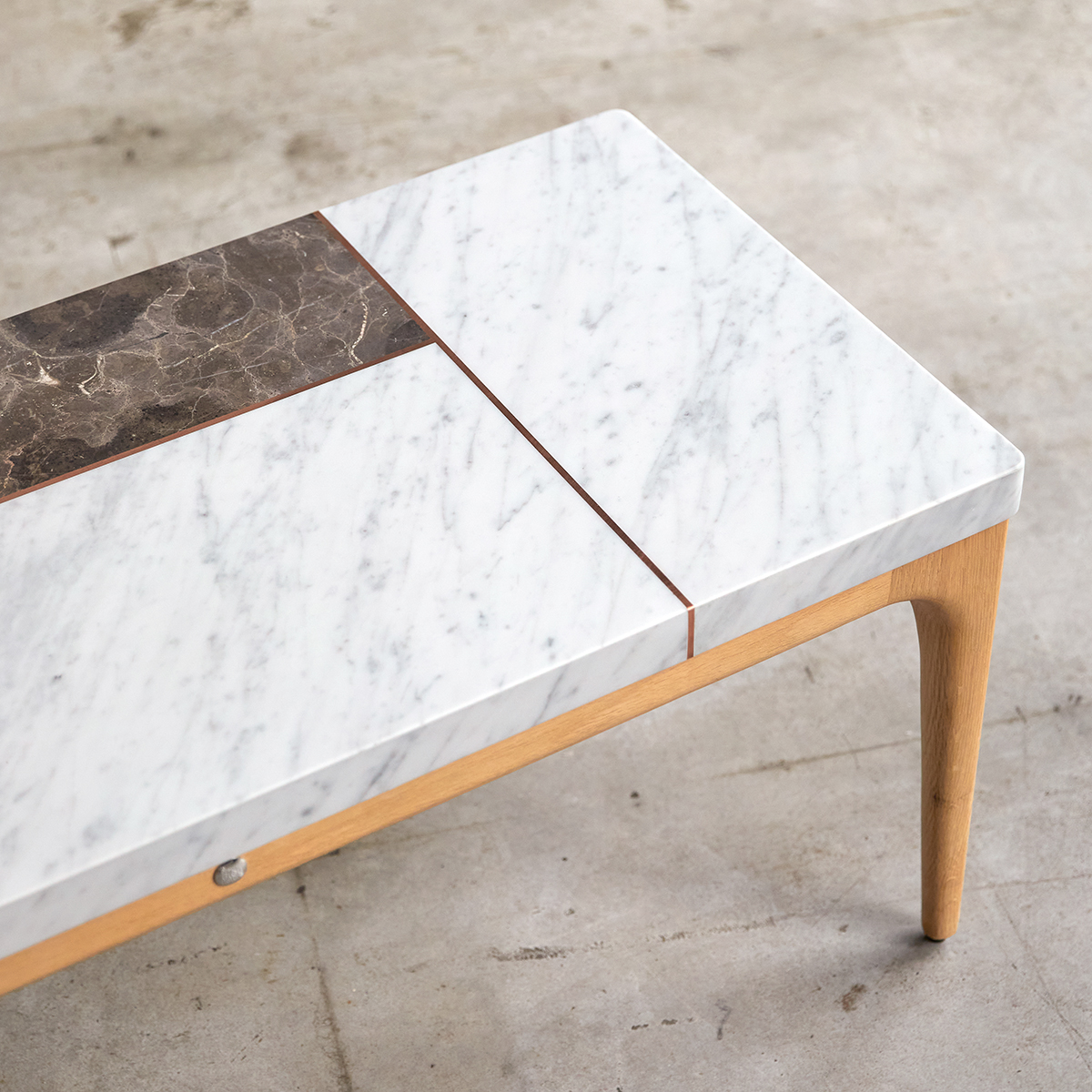 Table basse Stonepiet en chêne massif et marbre 111x48 cm Table basse Stonepiet en chêne massif et marbre 111x48 cm