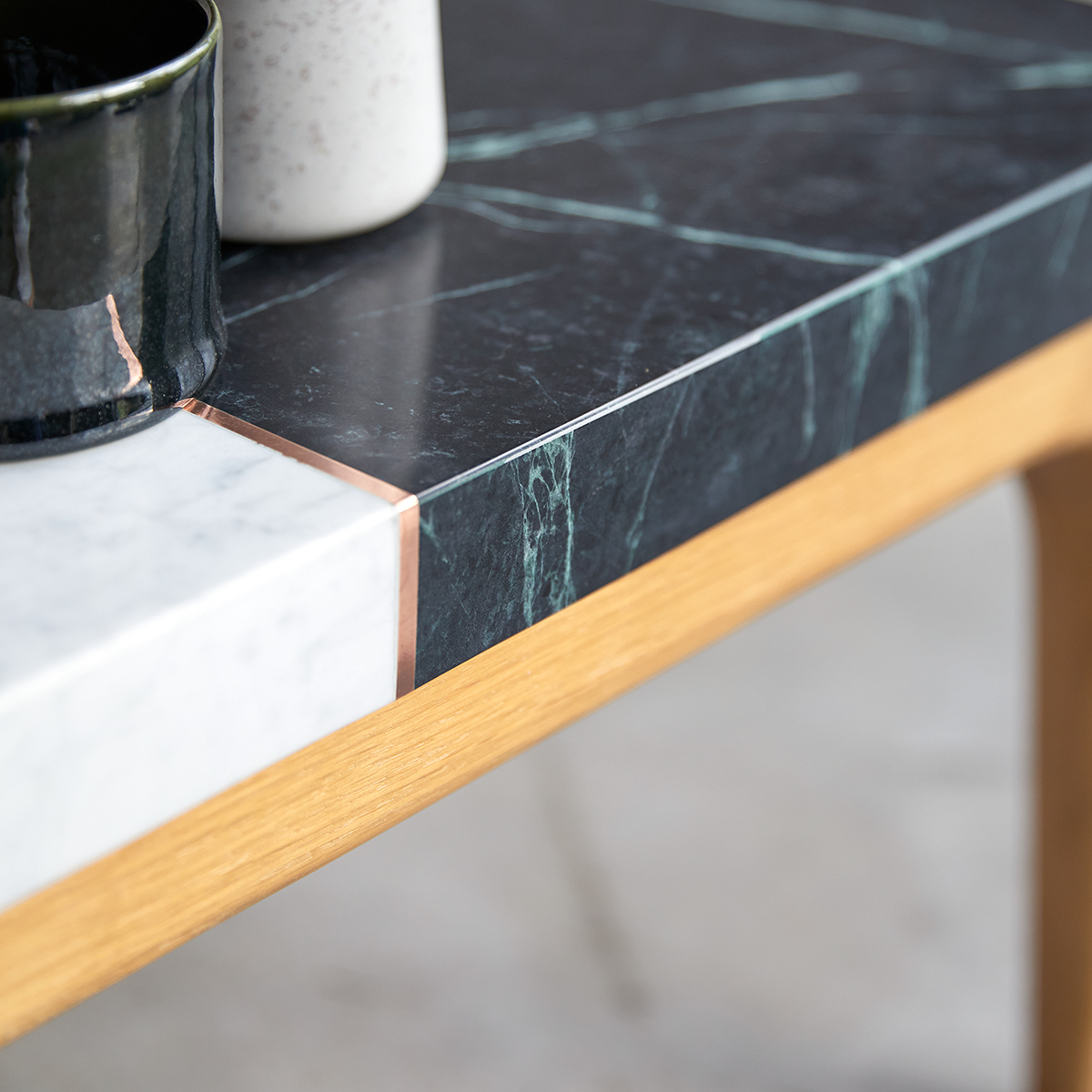 Table basse Stonepiet en chêne massif et marbre 95x40 cm Table basse Stonepiet en chêne massif et marbre 95x40 cm