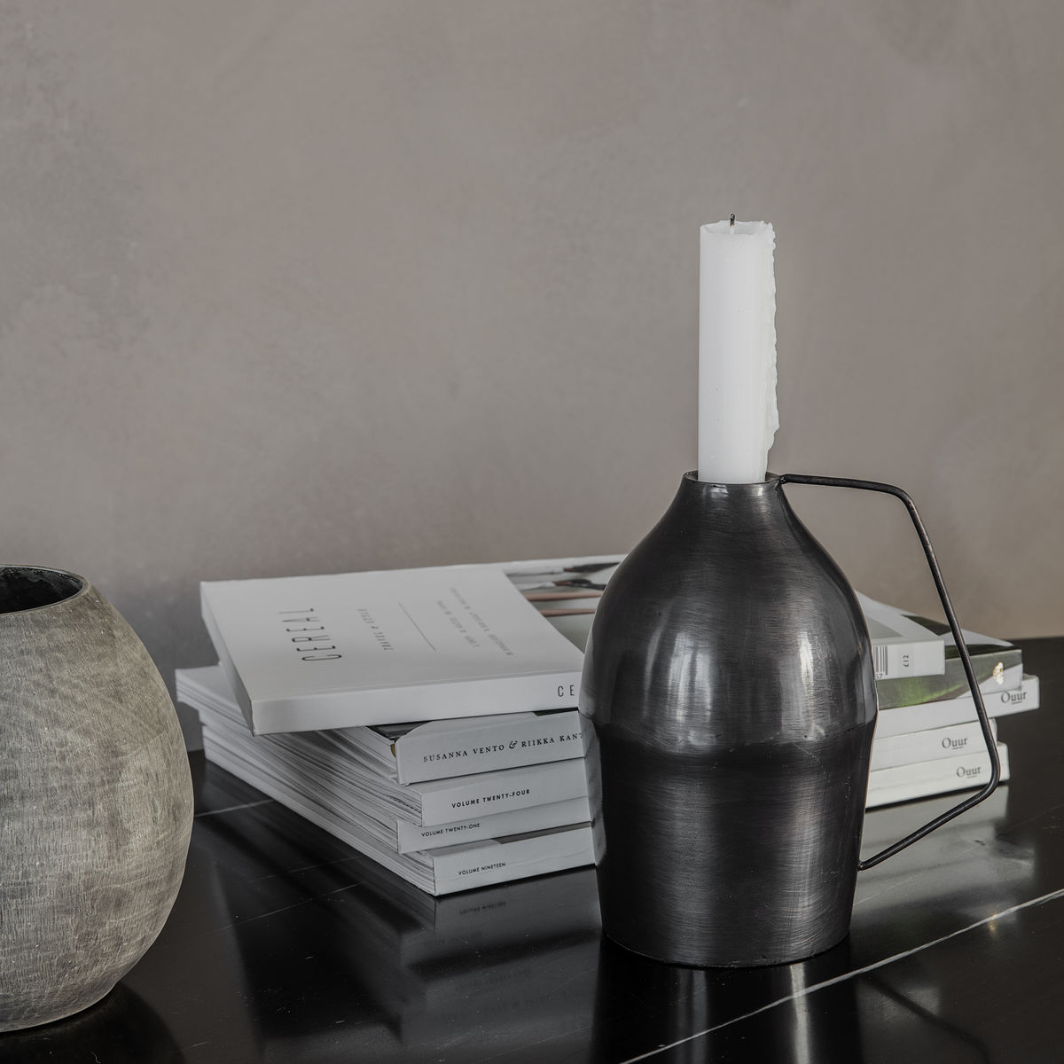 The Vigi black candle holder The Vigi black candle holder