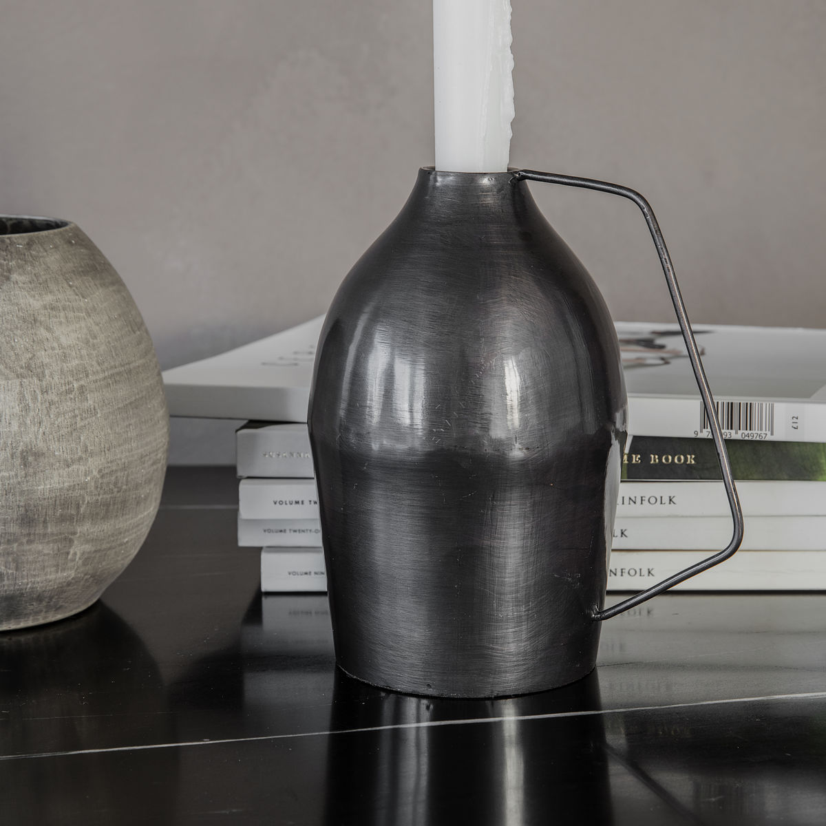 The Vigi black candle holder The Vigi black candle holder