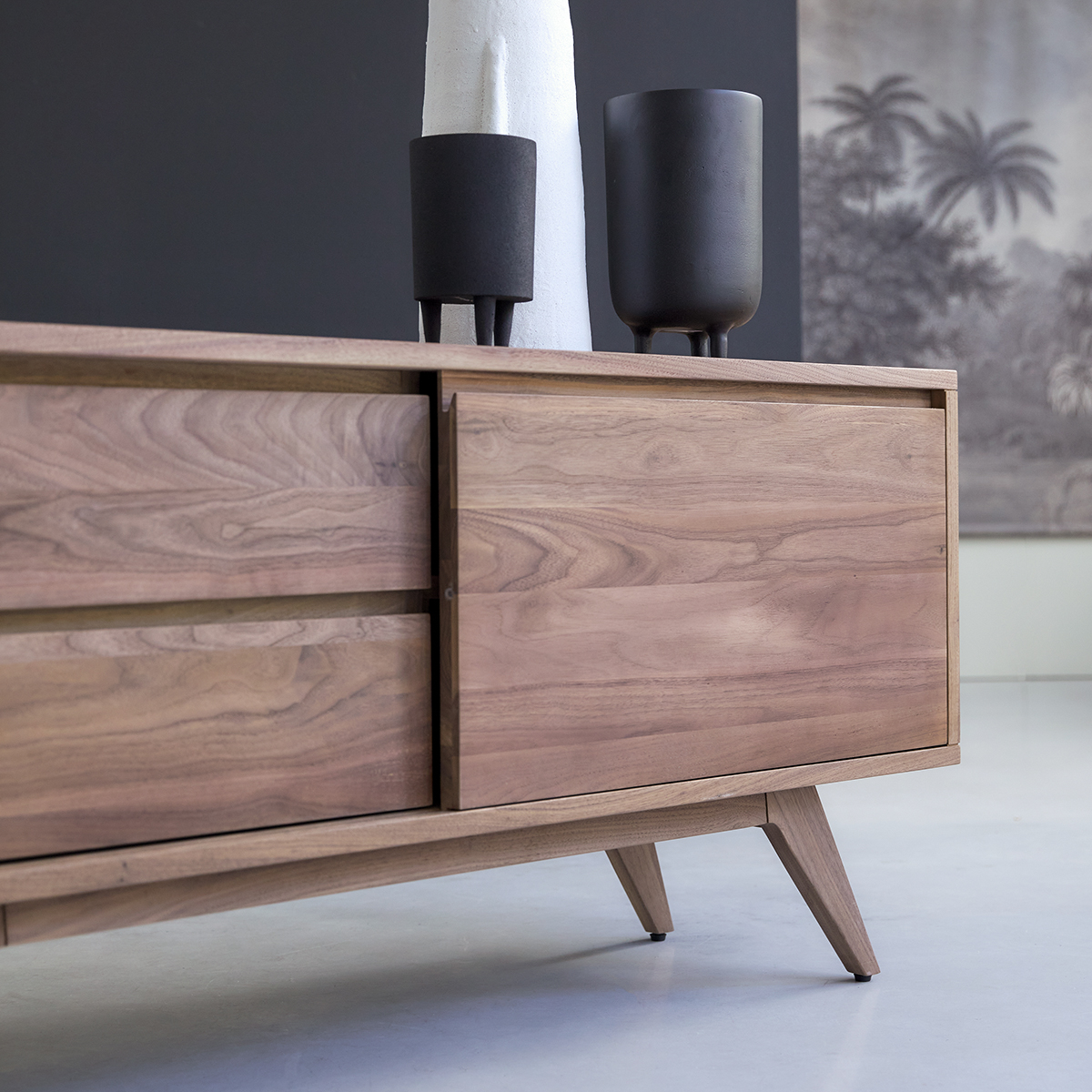 TV Schrank aus massivem Nussbaum Esmée 130 cm TV Schrank aus massivem Nussbaum Esmée 130 cm