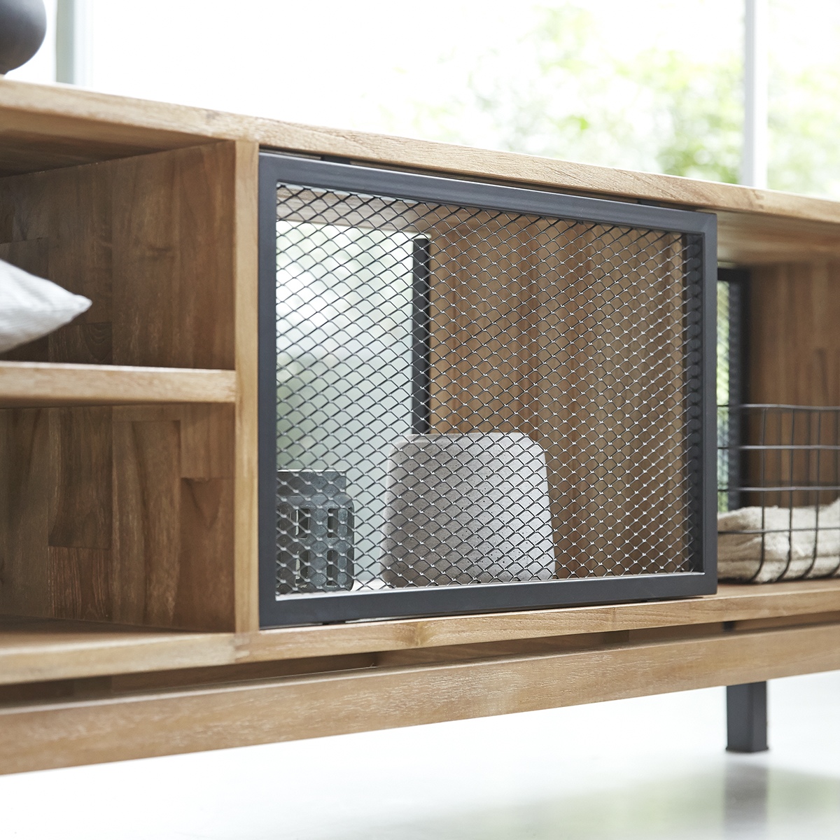 TV Schrank aus massivem Teakholz und Metall Bebop black 170 cm TV Schrank aus massivem Teakholz und Metall Bebop black 170 cm