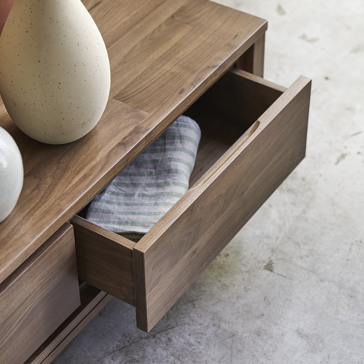 TV Unterschrank aus massives Nussbaum 180 Solid TV Unterschrank aus massives Nussbaum 180 Solid
