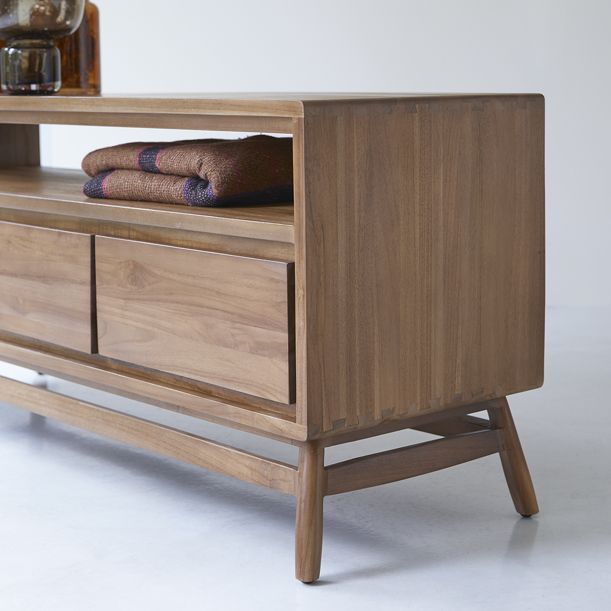 Twist solid teak TV Stand 130 cm Twist solid teak TV Stand 130 cm