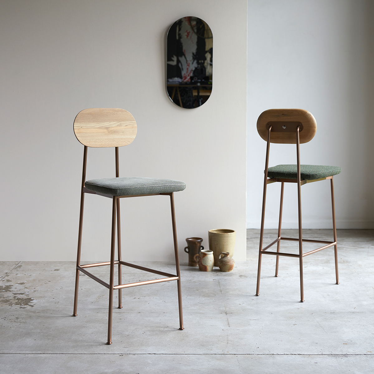 Yutapi bar chair in solid oak and green linen Yutapi bar chair in solid oak and green linen