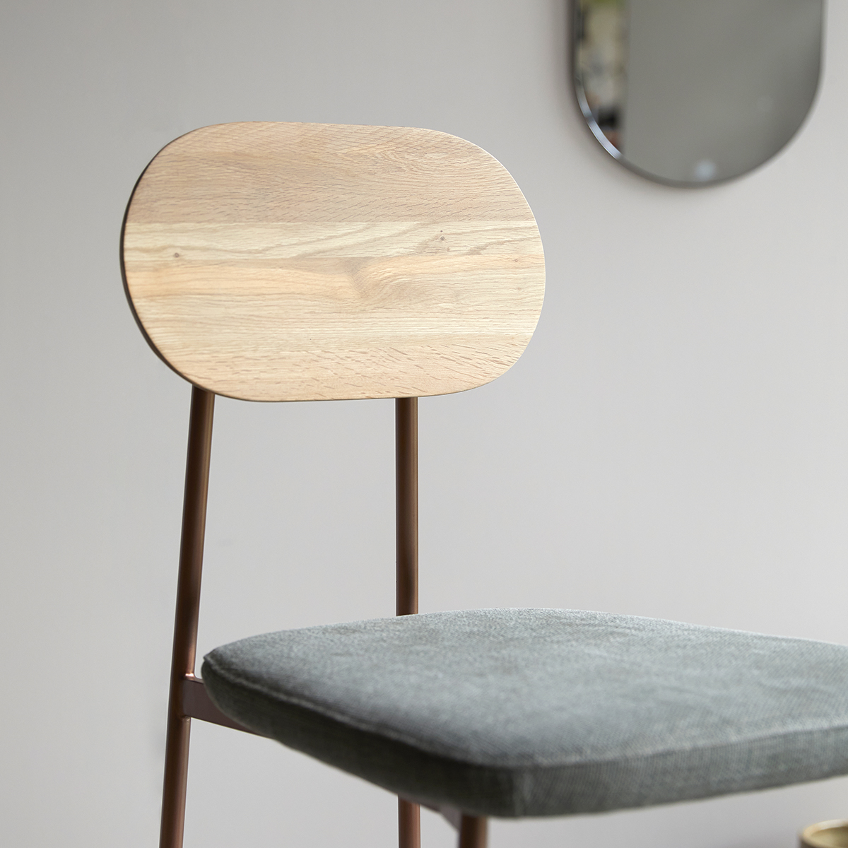 Yutapi bar chair in solid oak and green linen Yutapi bar chair in solid oak and green linen