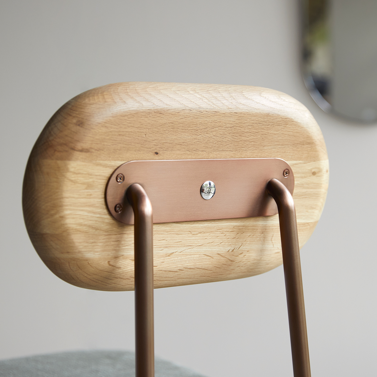 Yutapi bar chair in solid oak and green linen Yutapi bar chair in solid oak and green linen