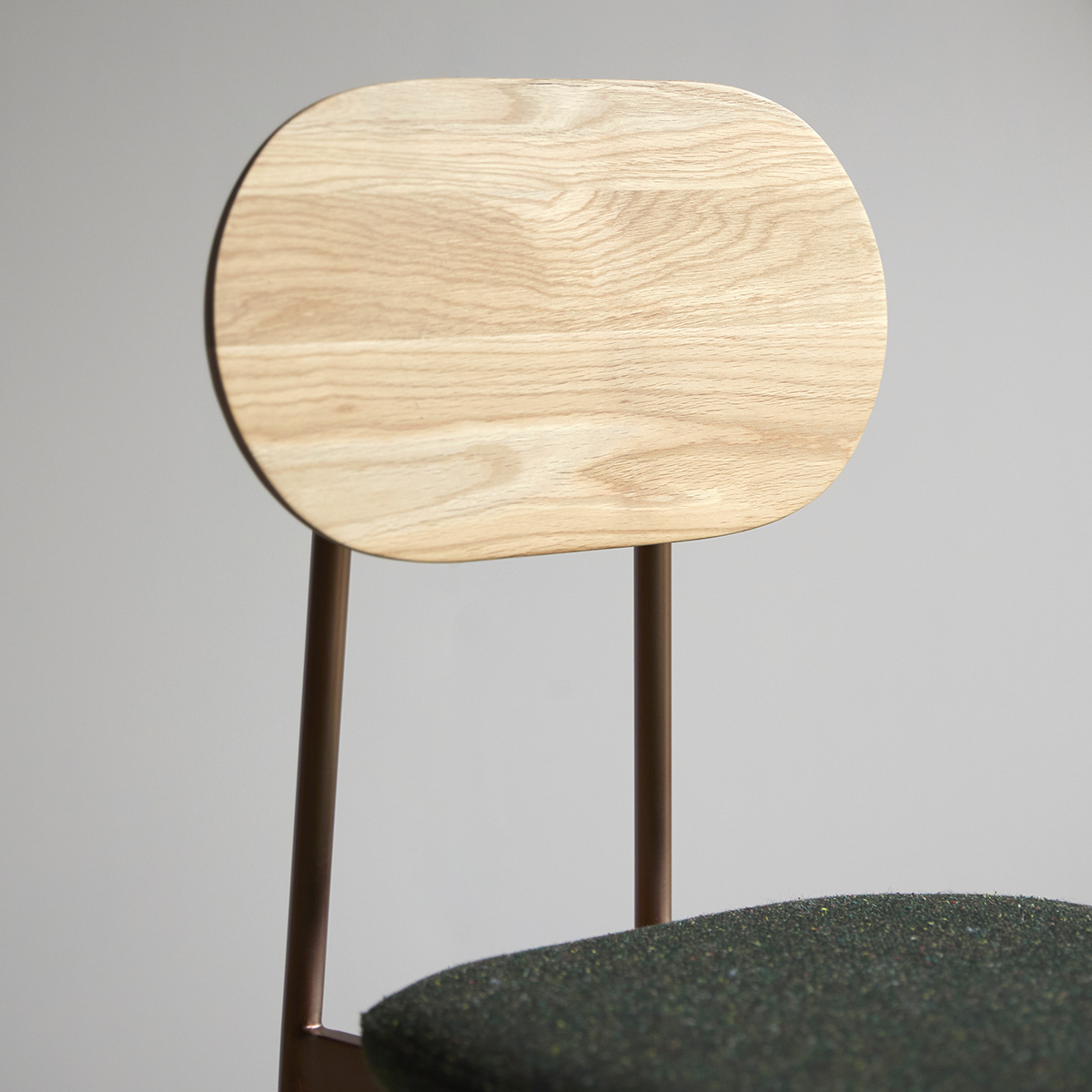 Yutapi khaki tweed and solid oak bar chair Yutapi khaki tweed and solid oak bar chair