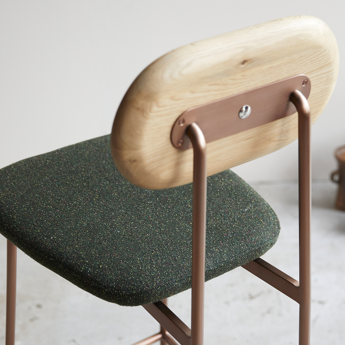 Yutapi khaki tweed and solid oak bar chair Yutapi khaki tweed and solid oak bar chair
