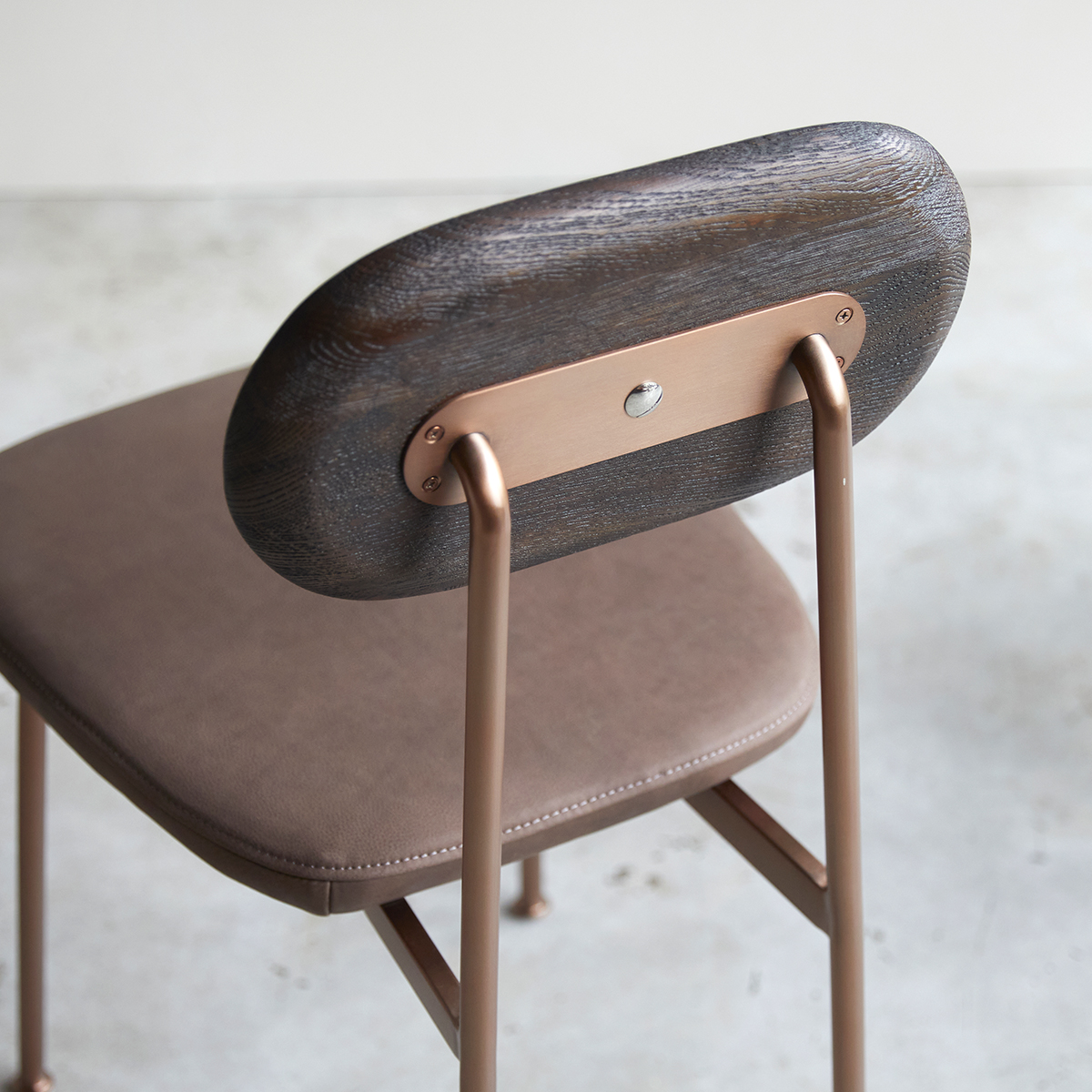 Yutapi Mohawk Choco solid oak chair Yutapi Mohawk Choco solid oak chair